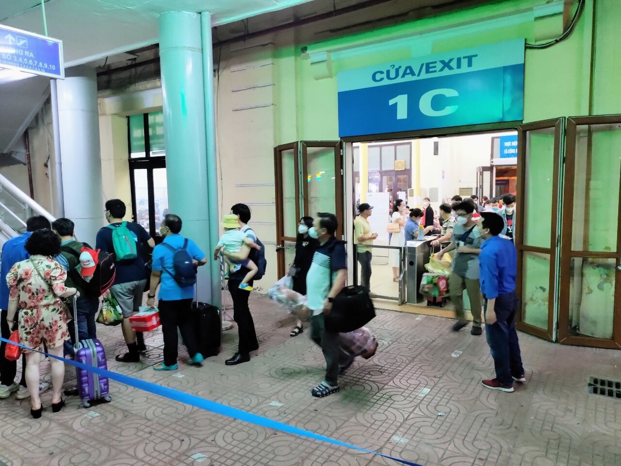 Tổng công ty Đường sắt VN cho biết, ngoài 3 đôi tàu khách Thống nhất chạy hàng ngày giữa Hà Nội - TP.HCM, từ ngày 28/4 đến 3/5, đường sắt tổ chức hơn 160 chuyến tàu khu đoạn trên các tuyến. Ảnh: Hành khách di chuyển lên cầu đường bộ trong ga đến ke ga đi tàu.