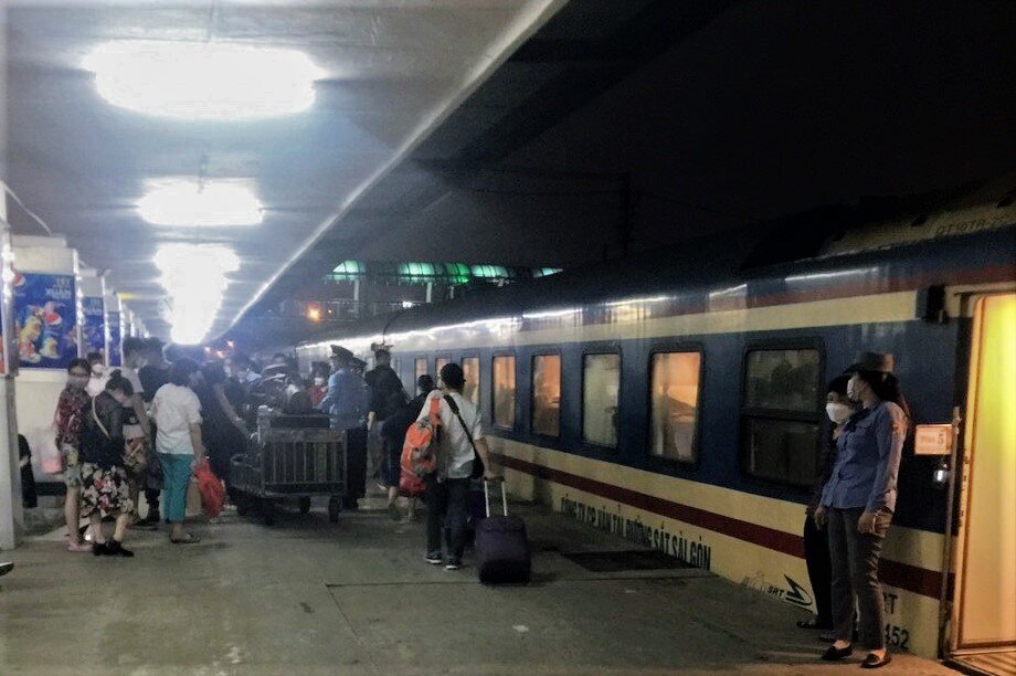 Đến nay, các chuyến tàu các ngày cao điểm 2 và 3/5 hầu như đã hết vé. Các chuyến tàu xuất phát các ngày còn lại, lượng vé cũng không còn nhiều. Ảnh: Ke ga Hà Nội đông kín khách.