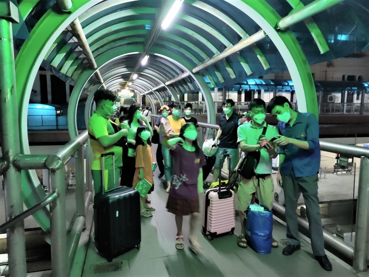 Khách đông, các đơn vị đường sắt phải điều động các đoan viên thanh niên tình nguyện hướng dẫn, hỗ trợ hành khách.