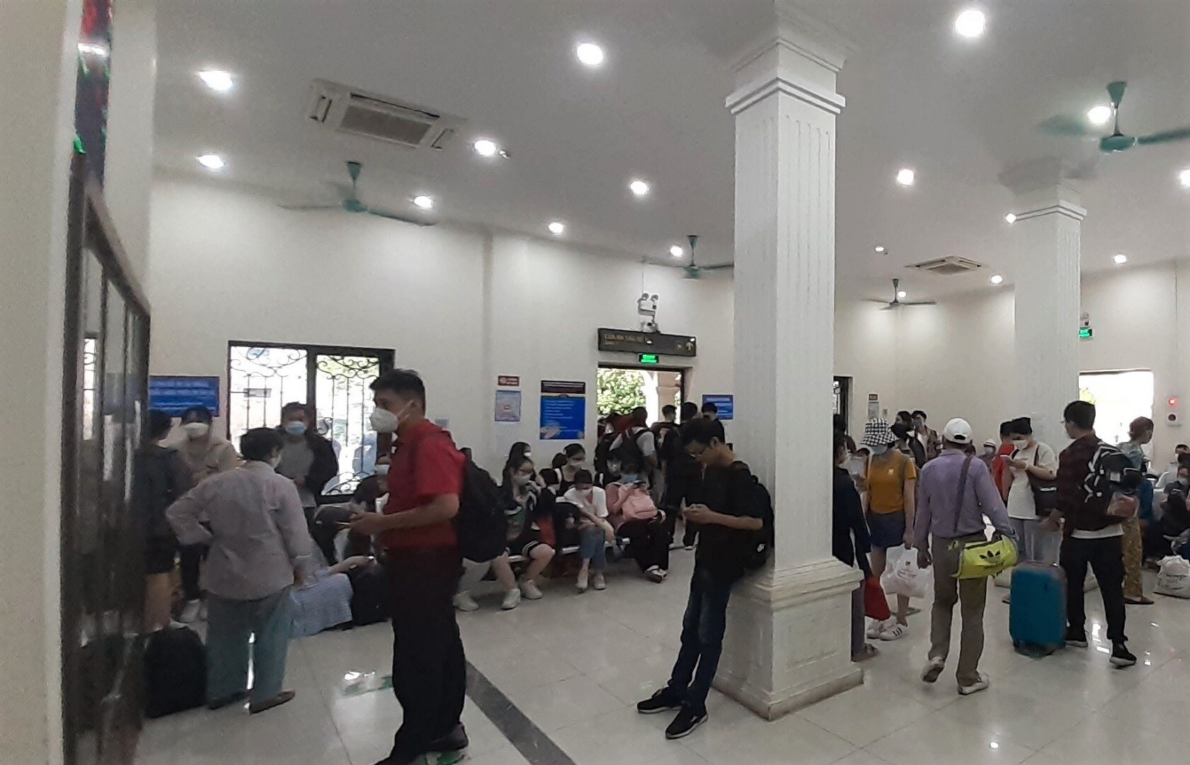 Các chuyến tàu đi Hải Phòng vào dịp lễ được đón khách tại ga Hà Nội, sau đó tiếp tục đón khách tại ga Long Biên. Ga Long Biên cũng rất đông khách lên tàu. Ảnh: Phòng đợi đông khách đợi tàu.
