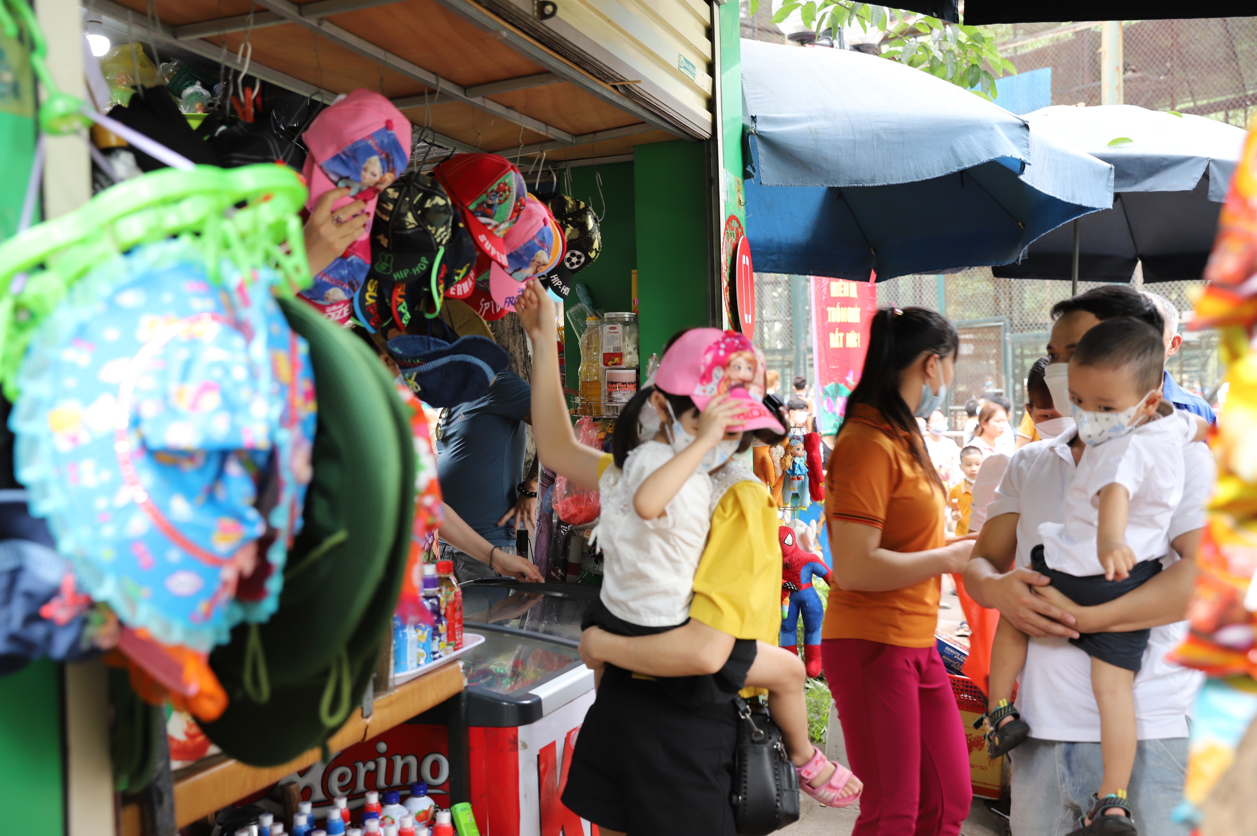 Cửa háng bán đồ lưu niệm, mũ, nón cũng tấp nập.