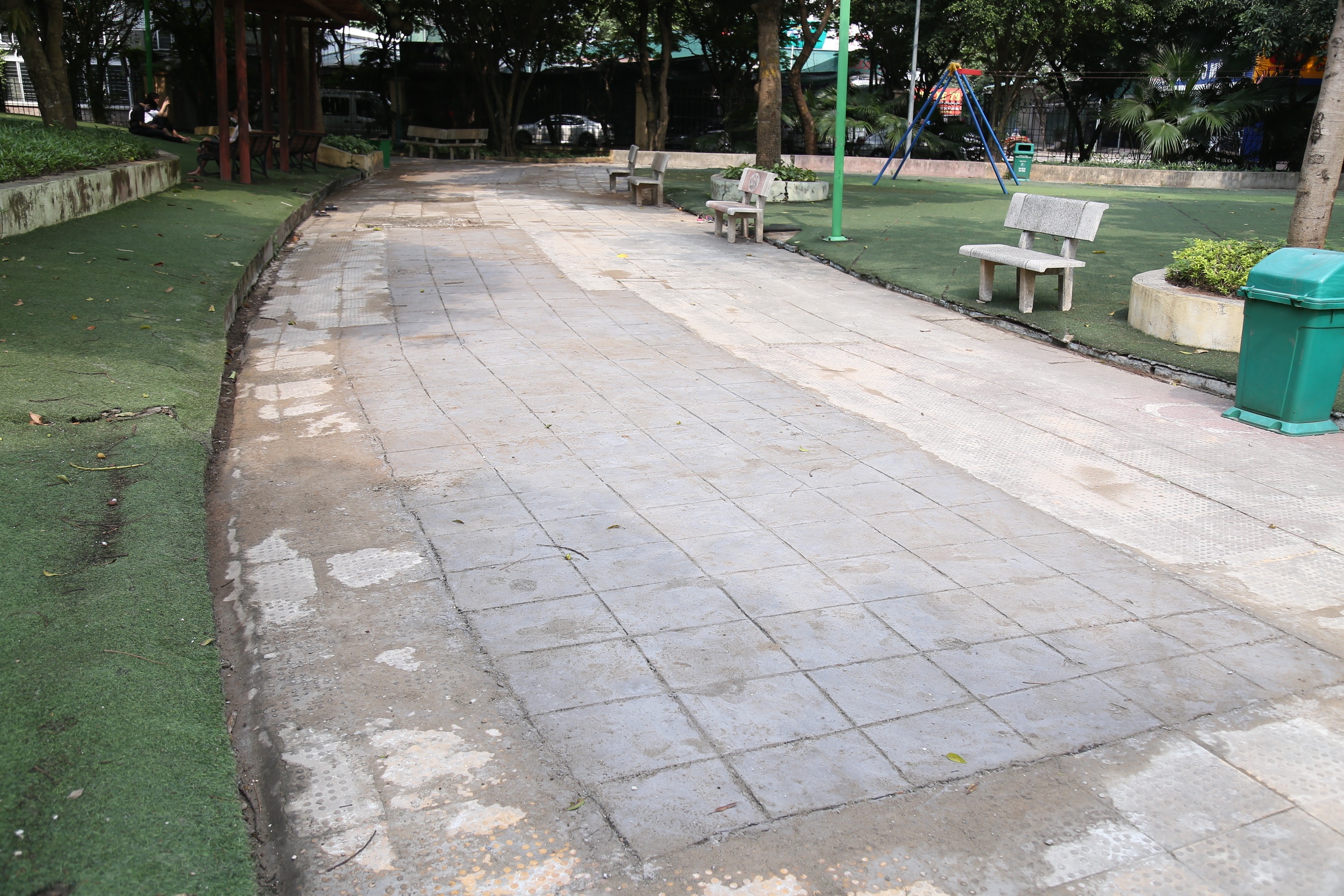 Đường bao quanh đồi cỏ nhân tạo cũng được sửa chữa để bảo đảm an toàn cho người dân khi chạy bộ, đi lại qua đây.