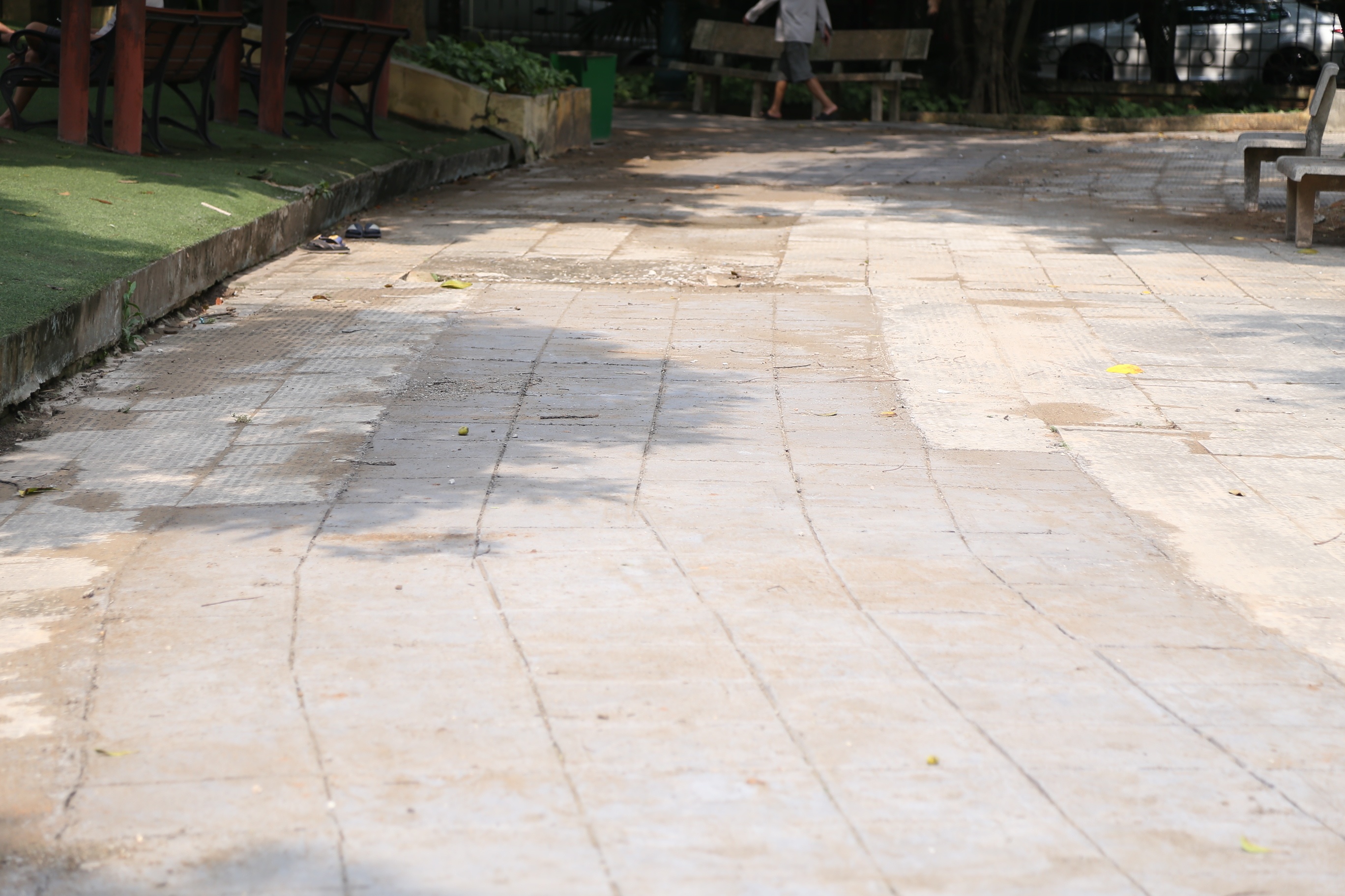Trao đổi với PV Báo Giao thông, ông Nguyễn Đức Hưng - Giám đốc Ban Duy tu các công trình hạ tầng kỹ thuật đô thị (Sở Xây dựng TP Hà Nội) cho biết, việc sửa chữa các hạng mục này được thực hiện từ đầu tuần.