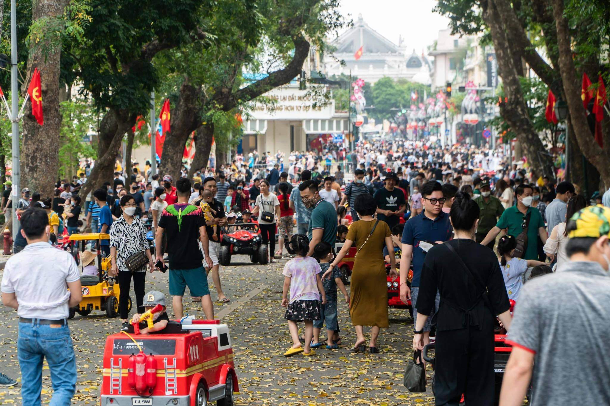 Tại phố đi bộ Hồ Gươm (quận Hoàn Kiếm) sáng nay cũng trong tình trạng người như "nêm"..