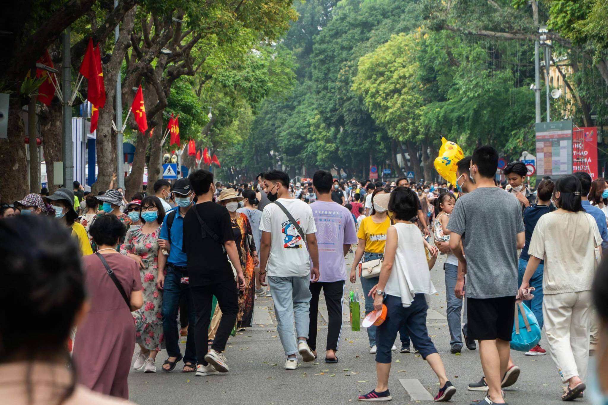 "Cảnh đông đúc như thế này phải lâu lắm rồi mới thấy xuất hiện tại phố đi bộ Hồ Gươm. Thời tiết hôm nay không quá nắng nóng nên mấy gia đình chúng tôi rủ nhau xuống Hà Nội chơi", anh Giang trú tại tỉnh Bắc Giang cho biết.