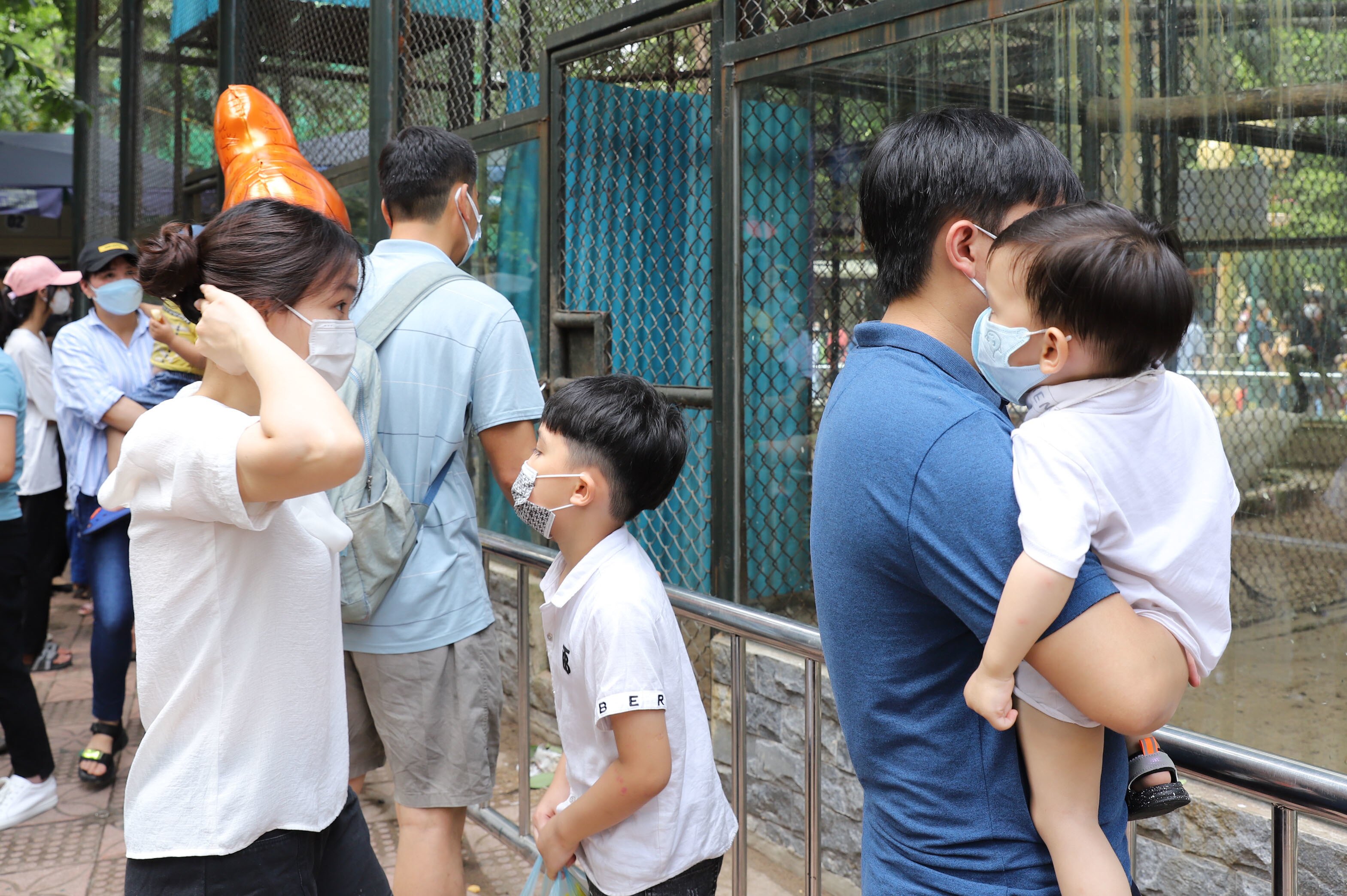 Tại các điểm có những loài thú luôn thu hút nhiều người lớn và trẻ em.