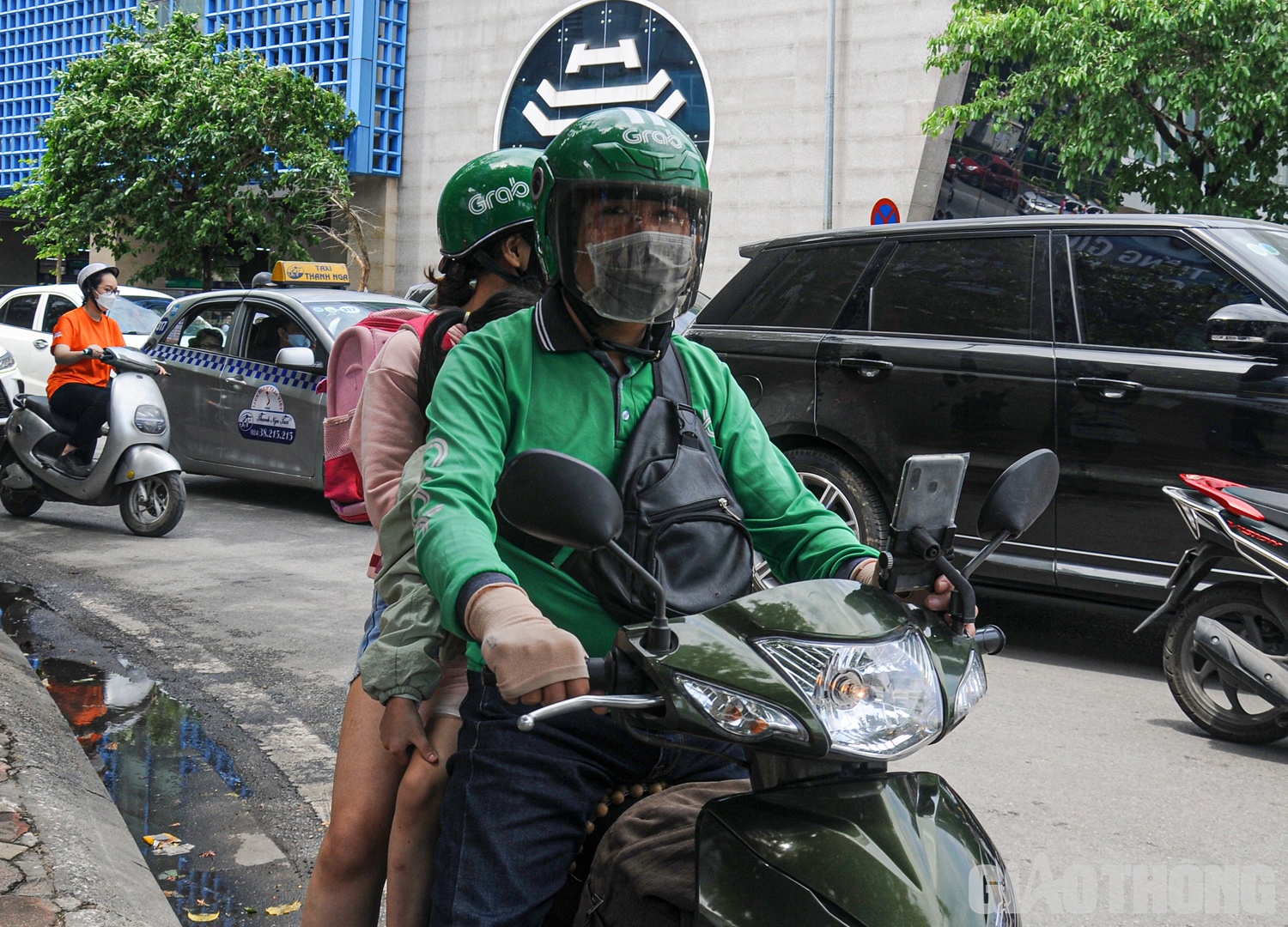 Đối với những người làm nghề xe ôm công nghệ như anh Hùng (quận Tây Hồ) cũng không có ngày nghỉ. "Trước đây, tôi từng làm tài xế taxi nhưng do ảnh hưởng của dịch đành phải chuyển sang chạy Grab để trang trải cuộc sống", anh Hùng nói.