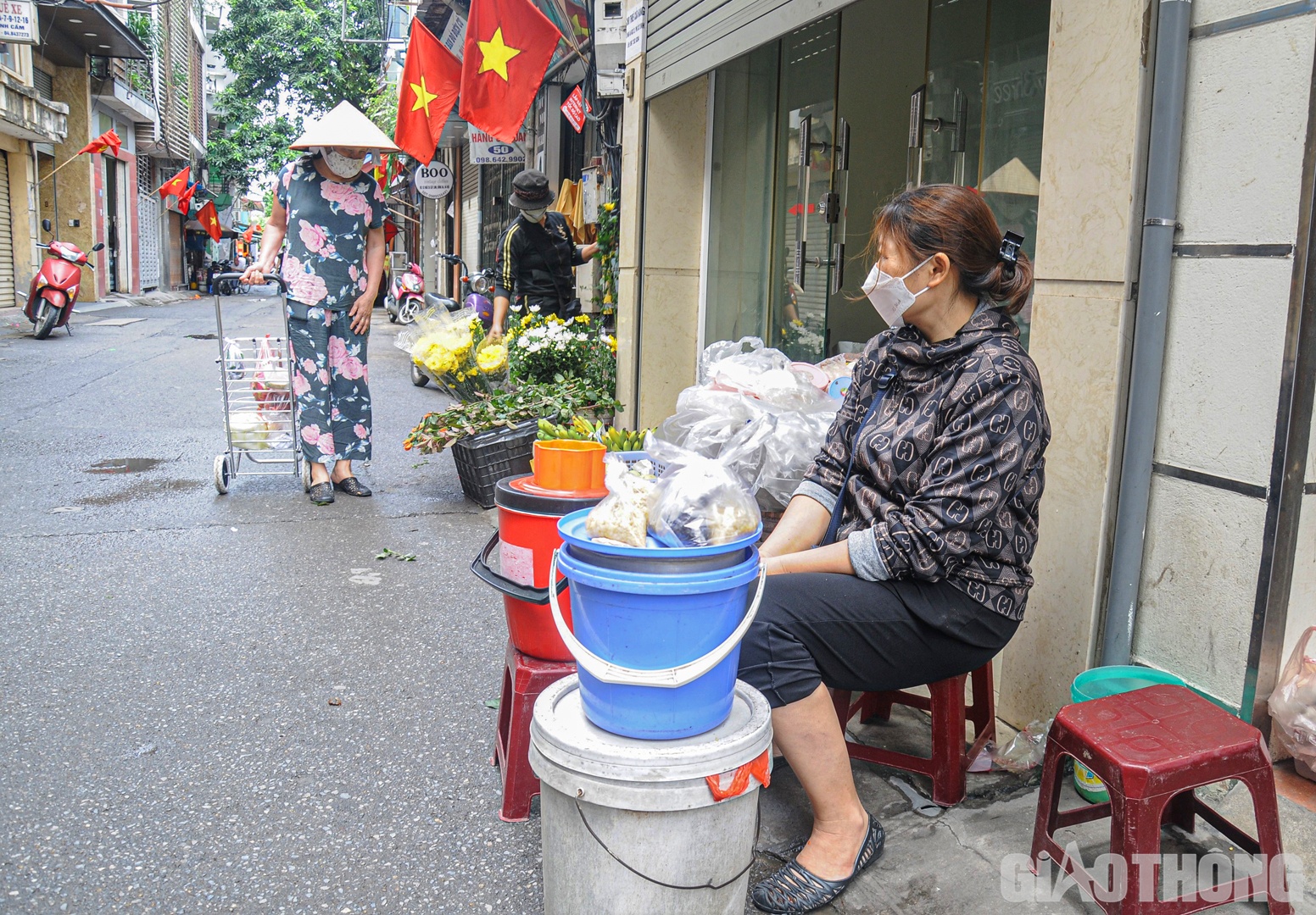 Cách tiệm sửa xe của anh Hương không xa là "quầy" xôi của chị Tưởng Thị Thơm (Tả Thanh Oai). Trong lúc ngồi ngóng khách, chị Thơm cho biết: “Thường từ 9-10h sáng tôi đã bán hết xôi, nhưng nghỉ lễ, người mua không đông như trước”.