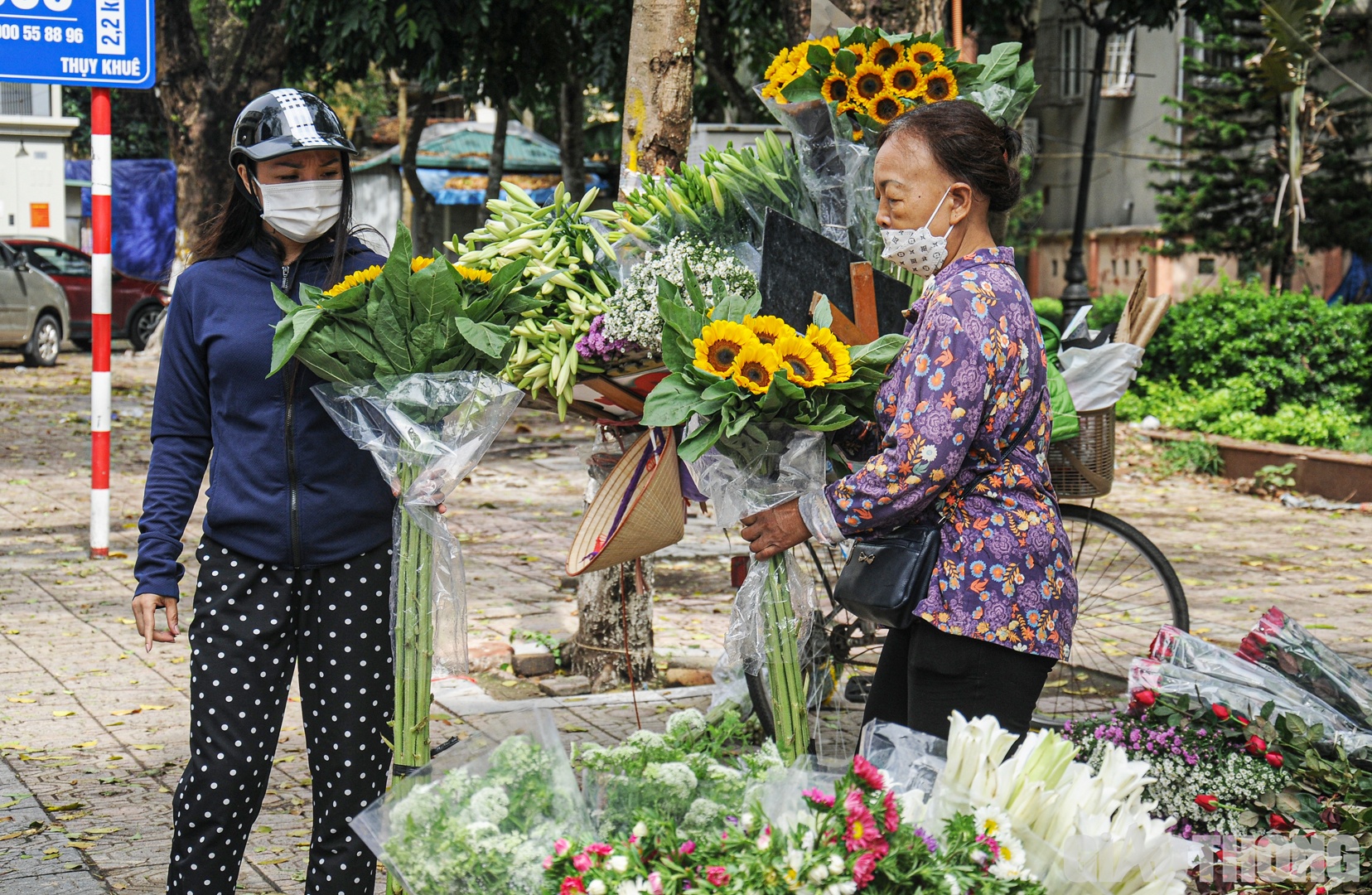 Ngày nghỉ lễ hôm nay cũng trùng vào ngày đầu tháng Tư Âm lịch nên không khó để gặp những người phụ nữ đang bày bán đủ các loại hoa trên vỉa hè.