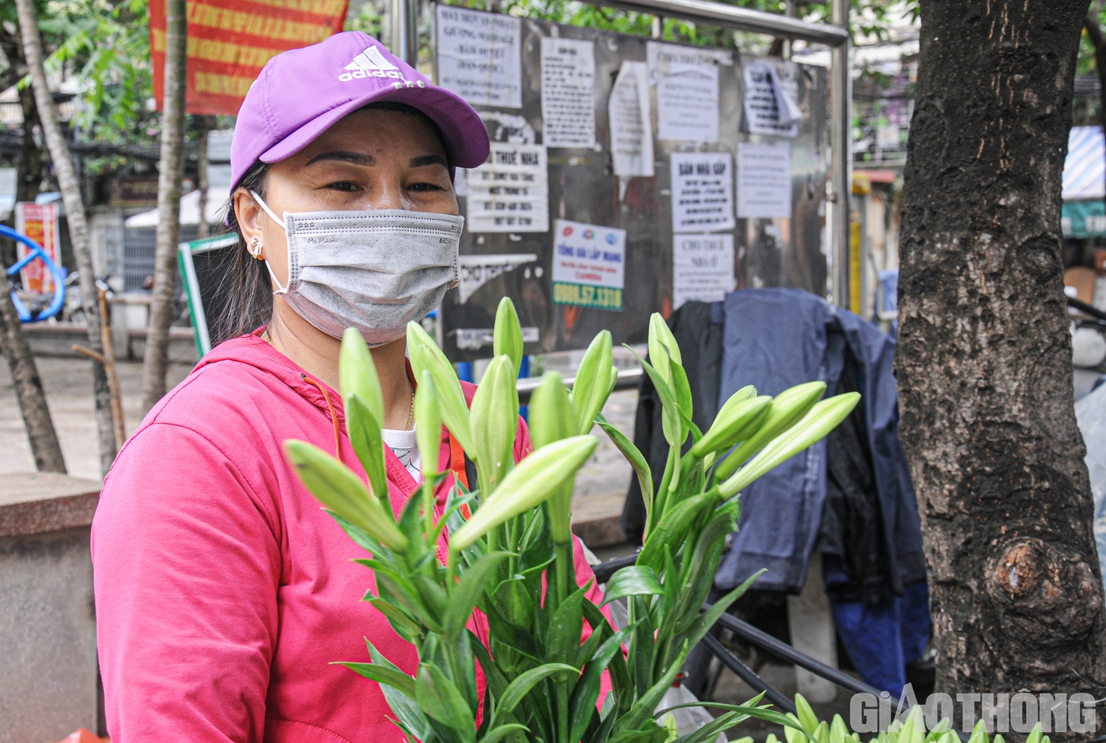 "Khách của tôi thường mua hoa theo mùa như cúc, hồng, ly, loa kèn... Còn ngày rằm, mùng 1, các loại hoa trang trí ban thờ bán chạy hơn cả", chị Huê cho hay.