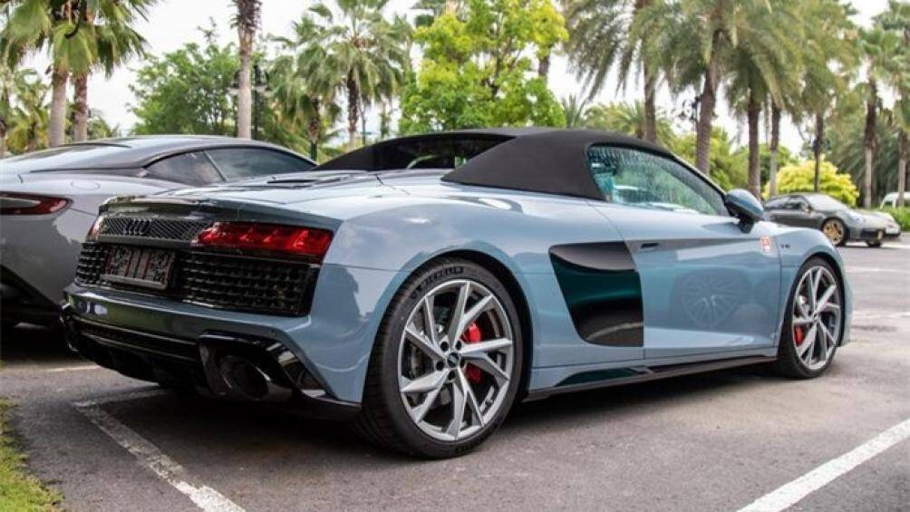 Bộ mâm là loại năm chấu kép màu sơn bạc, thiết kế dạng xoáy, kích thước 20 inch ở phía trước và 21 inch ở phía sau