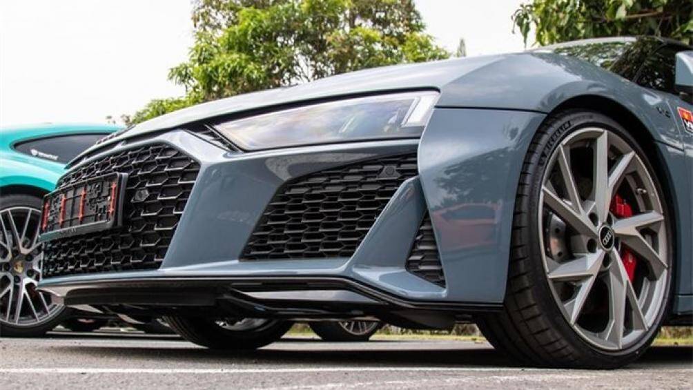 Vì là phiên bản facelift, phần đầu xe được cắt xẻ mạnh mẽ, tạo ra nhiều hốc hút gió hơn trước để tăng tính khí động học