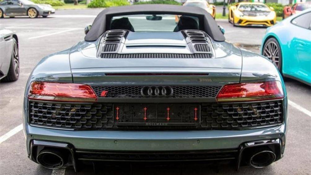 Trong khi đó lưới tản nhiệt ở cản sau được thiết kế liền mạch, chụp ống xả hình oval, đặt cân xứng hai bên