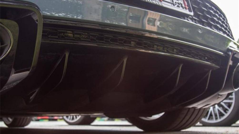 Tại Mỹ, Audi R8 V10 RWD có giá bán vào khoảng 208.000 USD, trong khi Lamborghini Huracan EVO RWD vào khoảng 210.000 USD