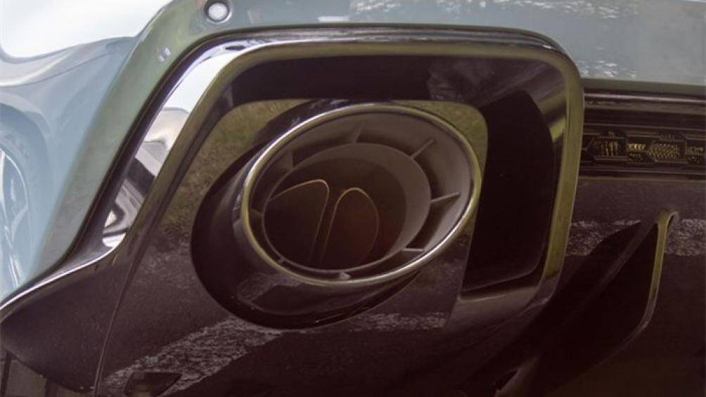 Audi R8 V10 RWD Spyder sử dụng động cơ V10, dung tích 5.2L, hút khí tự nhiên, sản sinh công suất cực đại 562 mã lực