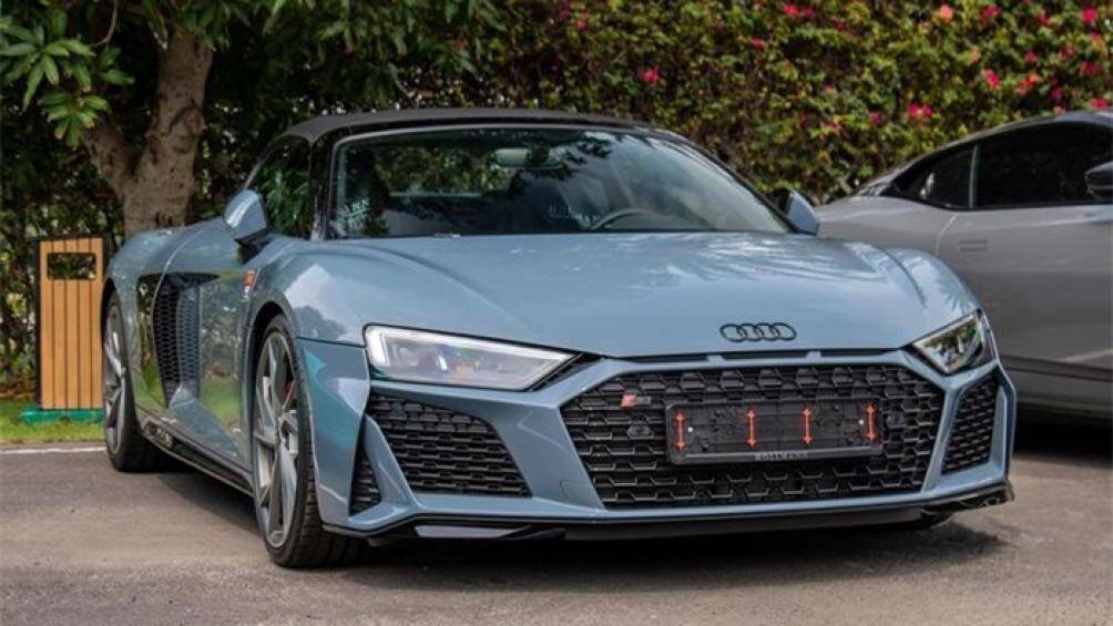 Chiếc Audi R8 V10 RWD Spyder trên sở hữu màu sơn xám ở ngoại thất, độc nhất tại Việt Nam