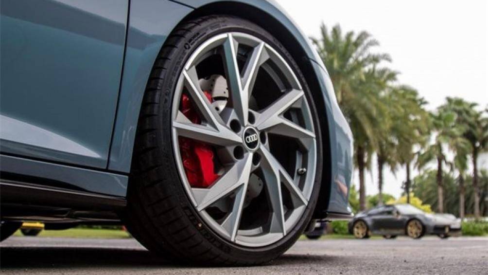 Xe có khả năng tăng tốc 0-100 km/h chỉ trong 3,4 giây, trước khi đạt tốc độ tối đa 327 km/h