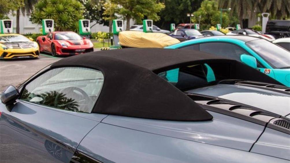 Mui xe làm bằng vải màu đen, có thể đóng/mở trong vòng 15 giây thông qua một nút bấm bên trong cabin