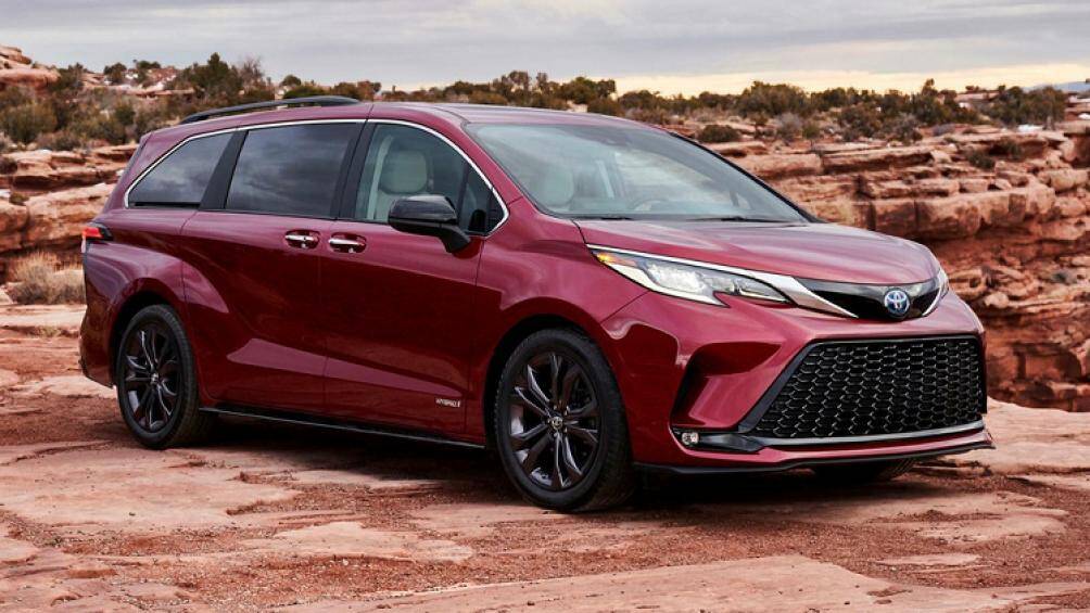 Xe được trang bị lưới tản nhiệt cỡ lớn với mắt lưới hình tổ ong. Ở hai bên lưới tản nhiệt là đèn sương mù hình tròn khá nhỏ và khe gió nằm dọc