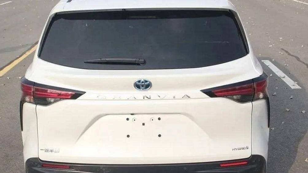 Thiết kế sau của Toyota Granvia 2022 cũng được bê nguyên từ Sienna XSE bản Mỹ sang với cụm đèn hậu kéo dài xuống chắn bùn sau