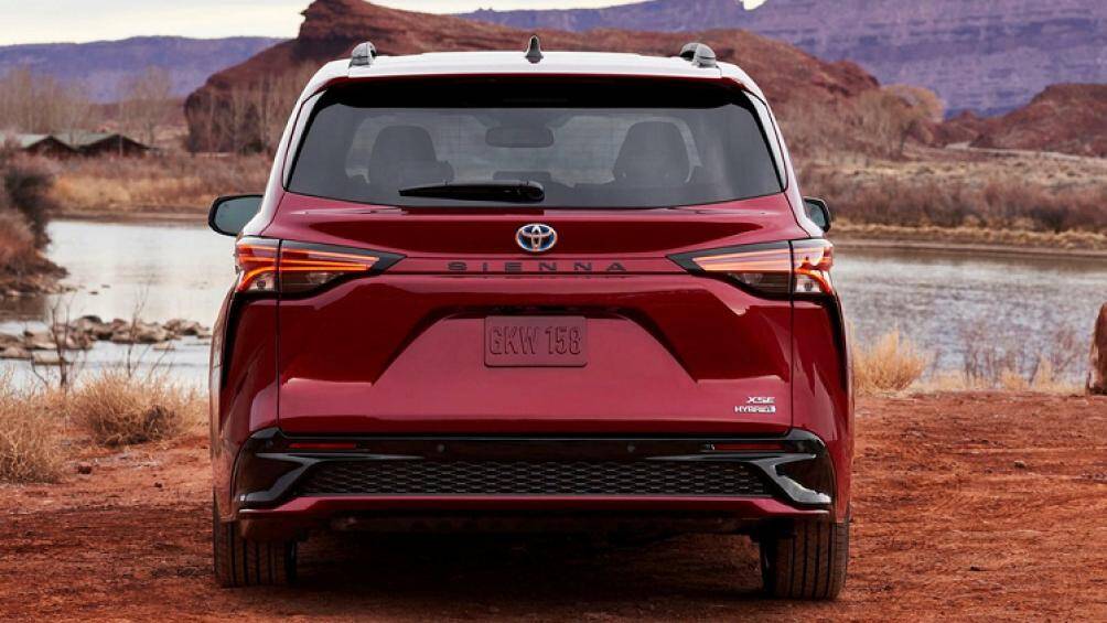 "Trái tim" của Toyota Granvia 2022 là hệ truyền động hybrid, bao gồm máy xăng 4 xi-lanh, dung tích 2.5L và 1 mô-tơ điện, cho công suất 192 mã lực