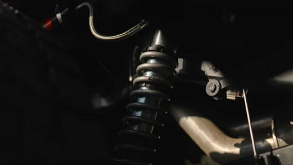 Hãng độ Hennessey đã lắp một trục mới và kéo dài thùng xe của chiếc bán tải và hệ thống treo Bilstein mới