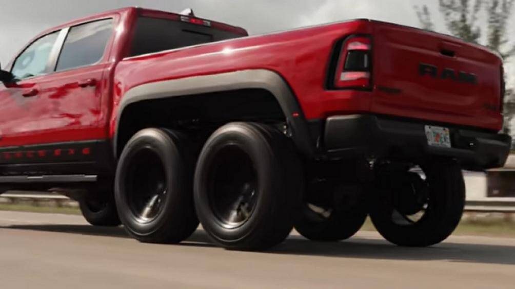Đây không chỉ là mẫu xe bán tải có động cơ đốt trong mạnh nhất thế giới mà nó còn trở nên đặc biệt hơn khi có tới 6 bánh