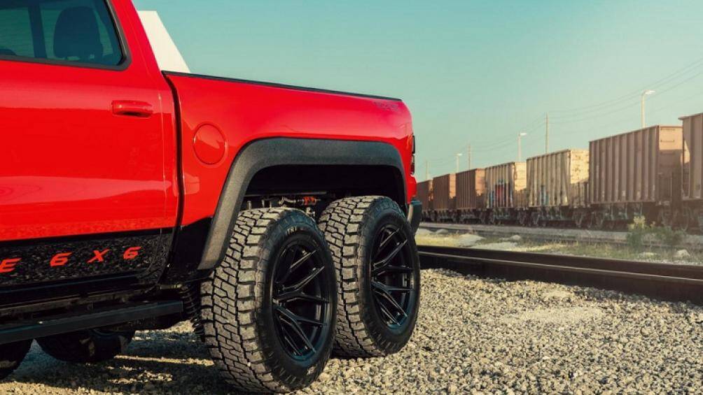 Thêm vào đó là bộ lốp Vossen với kích thước 22x12 ở tất cả các bánh và được hoàn thiện bằng màu đen Satin Black