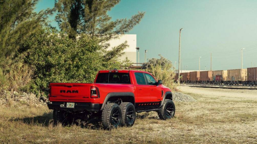 Một chiếc Hennessey Mammoth 1000 6x6 hàng khủng có trang bị bộ la-zăng 20 inch phối hợp lốp xe off-road 37 inch khổng lồ