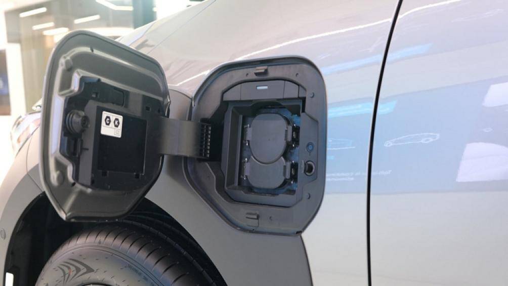 Cả hai phiên bản đều có pin 71,4 kWh giống hệt nhau, hỗ trợ sạc AC lên đến 6,6 kW và sạc DC lên đến 150 kW