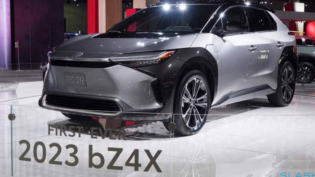 Mẫu xe điện mới của Toyota là bZ4X đã có mặt tại Thái Lan với giá bán khoảng 2 triệu Baht (tương đương 1,3 tỷ đồng)