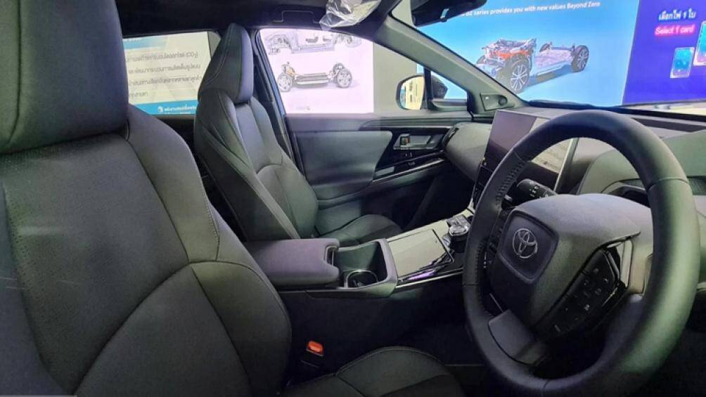 Bên trong cabin gây chú ý với 2 màn hình lớn. Một màn hình đồng hồ kỹ thuật số sau vô lăng và 1 màn hình thông tin giải trí cỡ lớn đặt ngang giữa xe