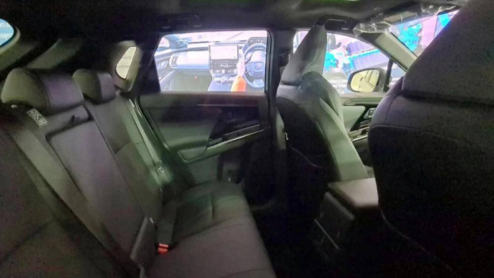 Bên dưới là núm điều khiển, các chế độ lái và một bảng cảm ứng (touchpad) phát ánh sáng xanh