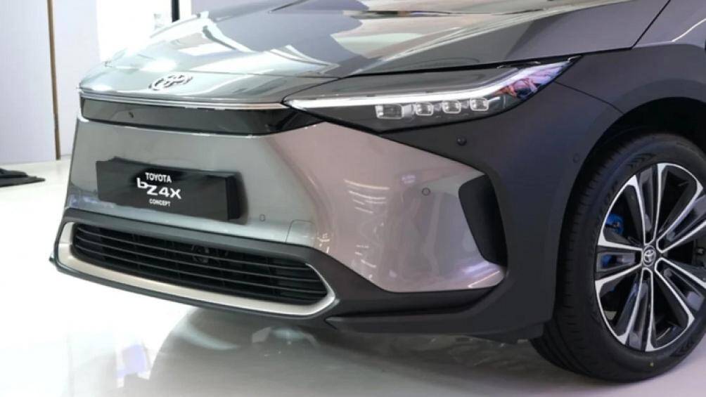 Về ngoại hình, có thể thấy Toyota bZ4X thiết kế khá hiện đại và hầm hố. Thân xe cơ bắp và nhiều góc cạnh