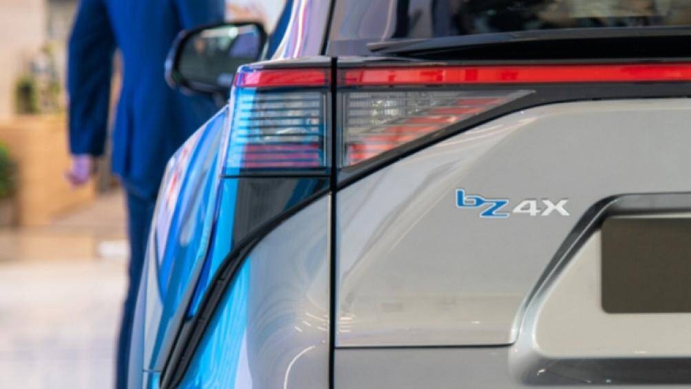 Cột C có đường gờ dốc tạo hình sắc cạnh khi quan sát chiếc xe cắt ngang từ bên hông. Nóc xe kết hợp với cánh gió tạo hiệu ứng nối dài từ đầu ra sau