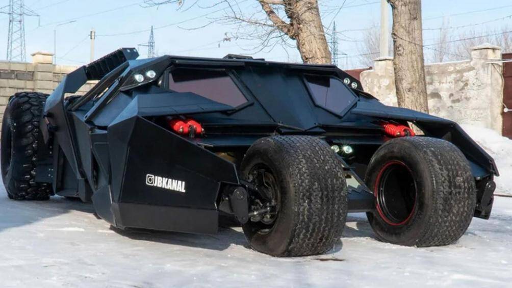 Chiếc Xe Dơi Tumbler được giới thiệu lần đầu tiên trong phim "Batman Begins" năm 2005, sau đó cũng có rất nhiều bản độ khác nhau cho chiếc xe này ra đời