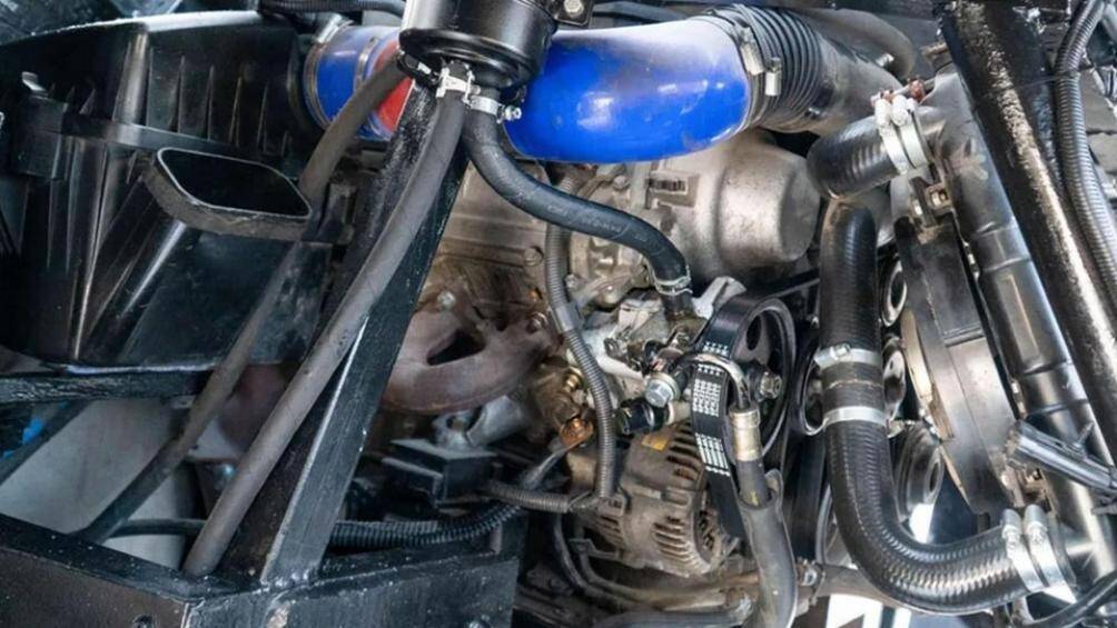 Xe sử dụng động cơ hút khí tự nhiên Toyota V8 kết hợp với một hộp số tự động để truyền lực cho 4 bánh sau