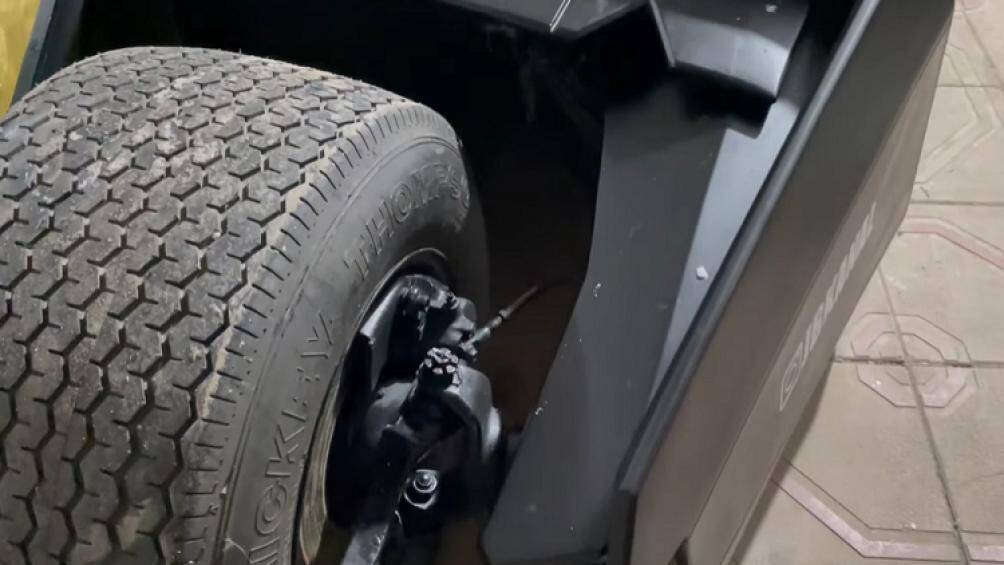 Lốp trước là loại Mickey Thompsons trong khi lốp sau thiên về khả năng off-road, thân vỏ với thiết kế đặc trưng được hoàn thiện bằng màu đen mờ