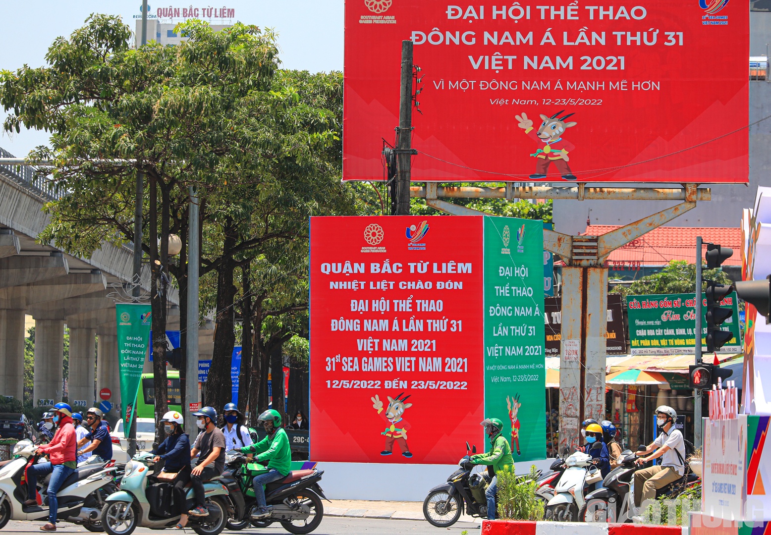 Trước thềm SEA Games 31, nhiều tuyến phố của Hà Nội đã được trang hoàng bởi băng rôn, pano, áp phích đa dạng về kích thước, màu sắc bắt mắt.