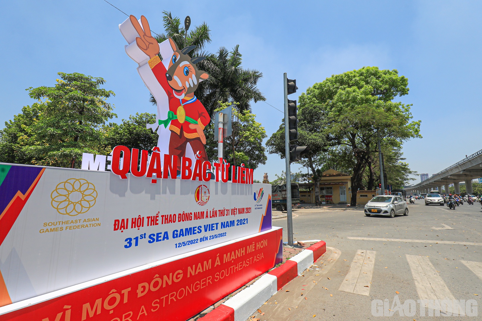 Cụm mô hình tuyên truyền, cổ động cho SEA Games được đặt trên đường Hồ Tùng Mậu.