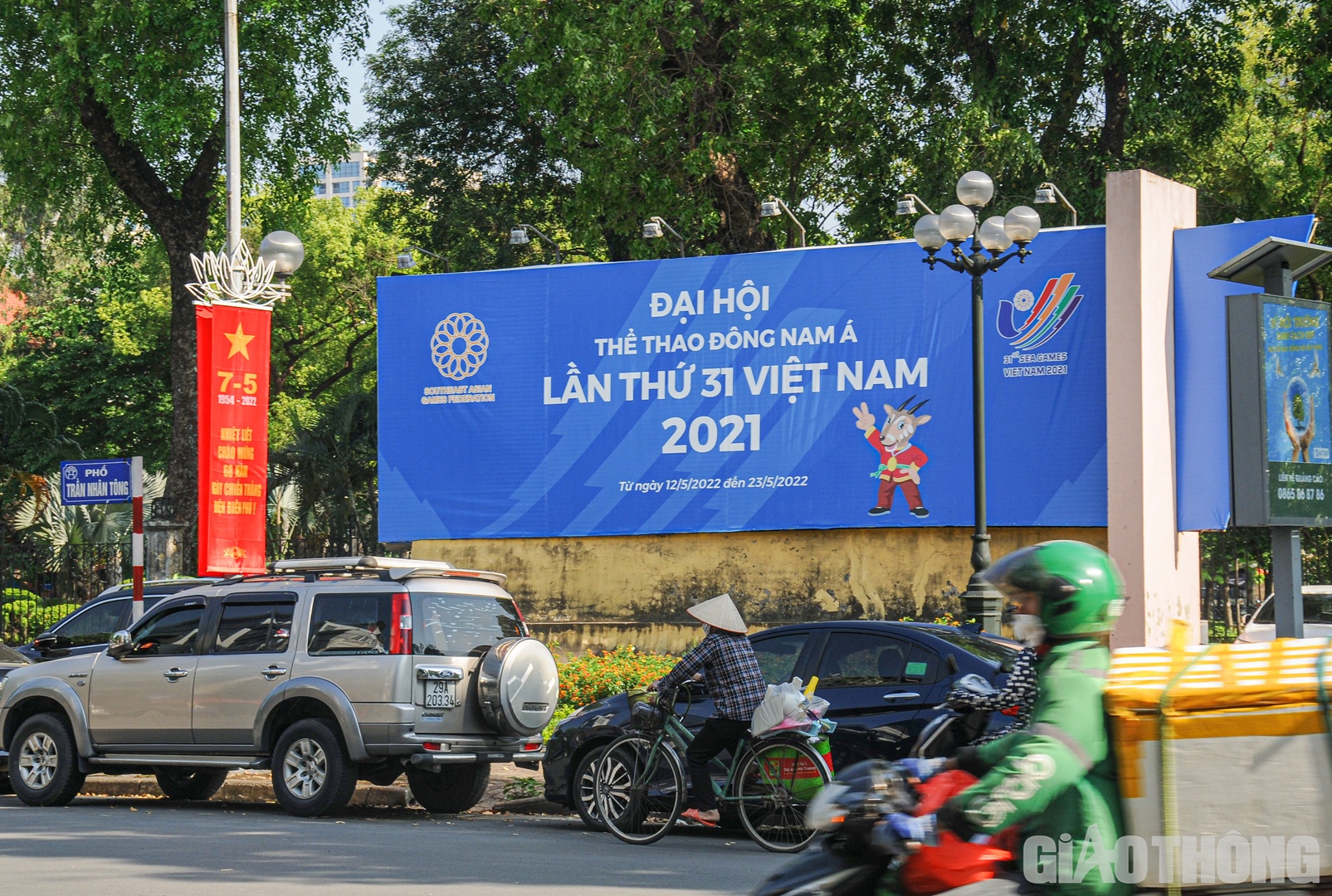 Tấm biển lớn được đặt gần Công viên Thống Nhất, người đi đường có thể thấy được rõ từ phía hồ Thiền Quang.