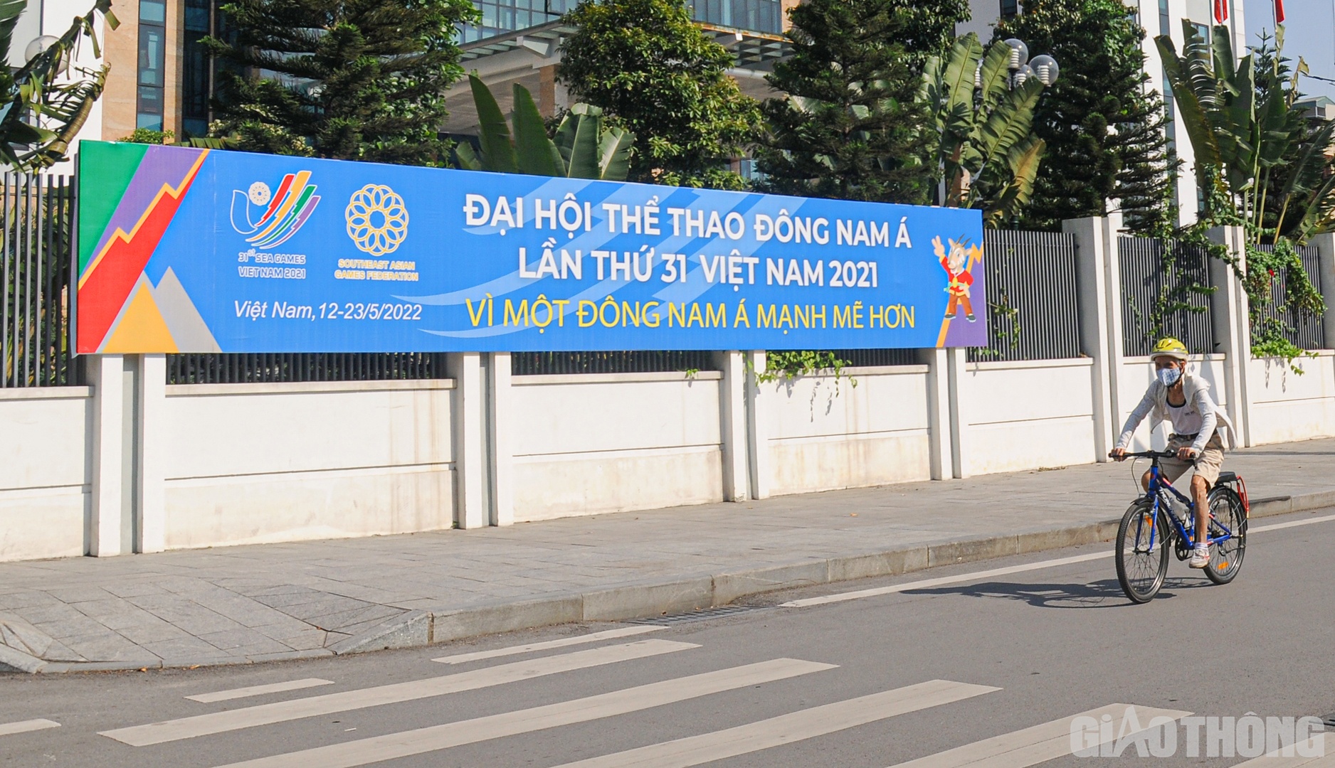 Phía trước trụ sở HĐND - UBND quận Đống Đa (Hà Nội) cũng được trang trí chào mừng SEA Games 31.