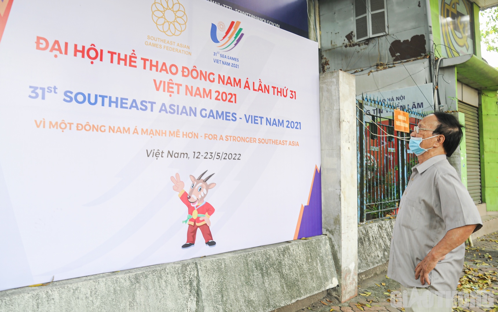 Là người rất quan tâm đến các sự kiện thể thao, ông Bằng (quận Đống Đa) chia sẻ: “Tôi tin rằng, các vận động viên của chúng ta sẽ hoàn thành tốt nhiệm vụ và đáp ứng mong mỏi của người hâm mộ nước nhà trong kỳ SEA Games này”.