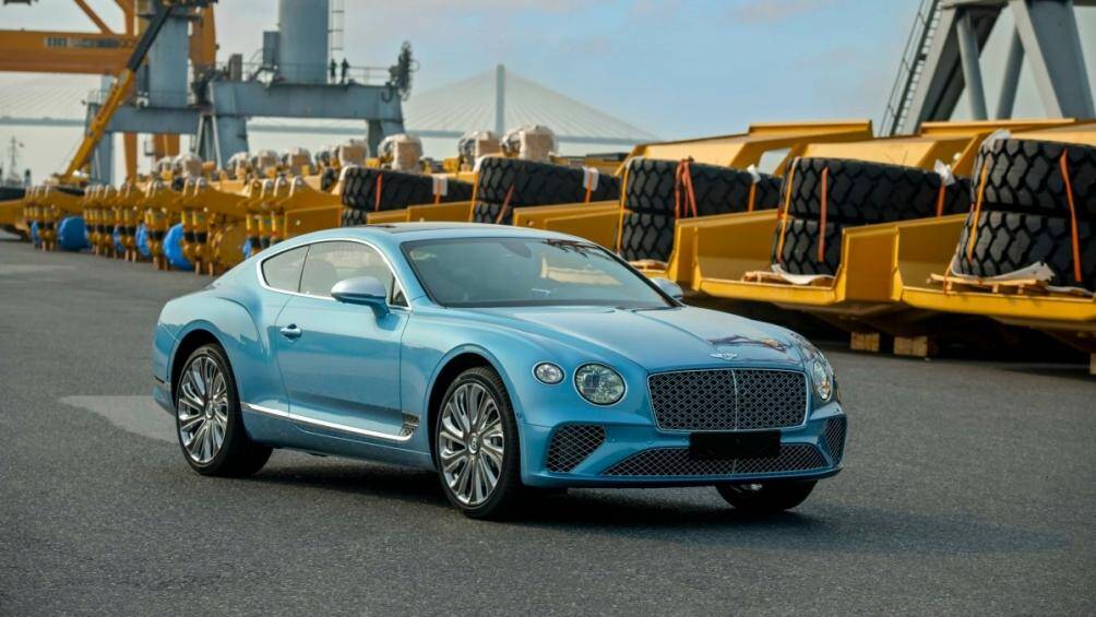 Đại lý chính hãng của thương hiệu Bentley tại Việt Nam cho biết, chiếc Continental GT V8 Mulliner đầu tiên đã cập cảng với mức giá trên dưới 20 tỷ đồng
