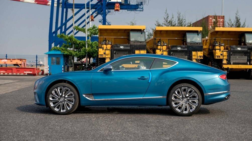 Màu sơn độc mang tên Light Windsor Blue. Cùng với đó lưới tản nhiệt hình kim cương