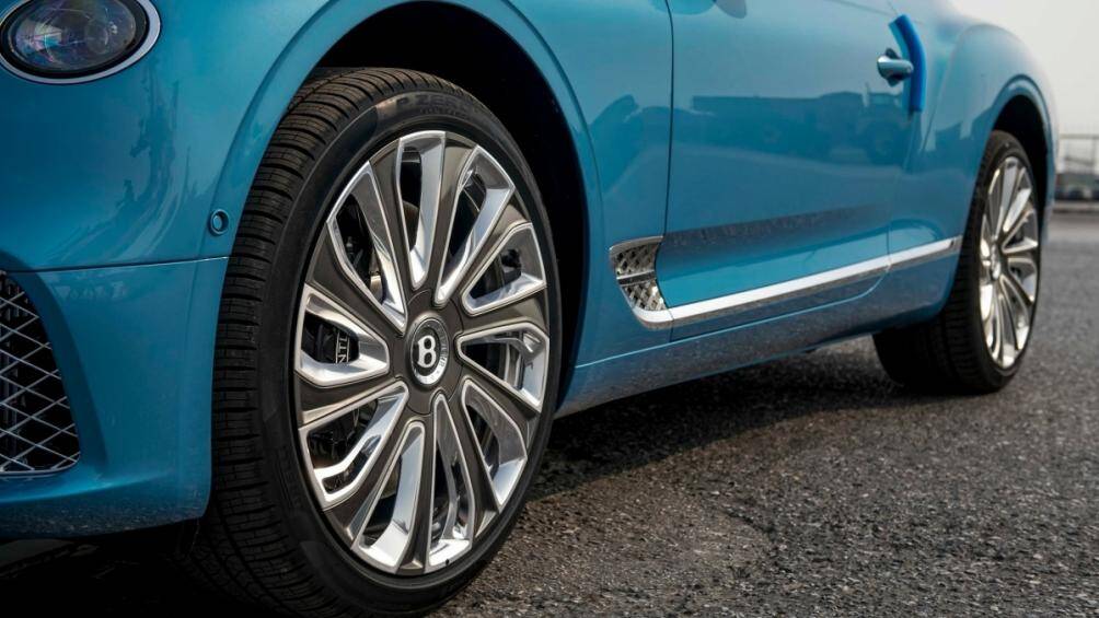 Ngoại thất được tô điểm bằng các chi tiết ốp mạ crom ở cửa và lườn xe. Cùng với đó là bộ mâm đa chấu 22 inch được mạ crom sáng bóng