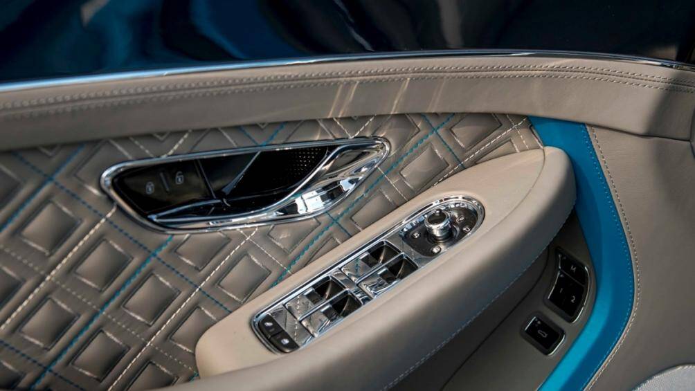 Khoang lái cũng được ốp trang trí nhựa sơn đen bóng (Piano Black) cùng các chi tiết ốp nhôm mạ crom sáng màu