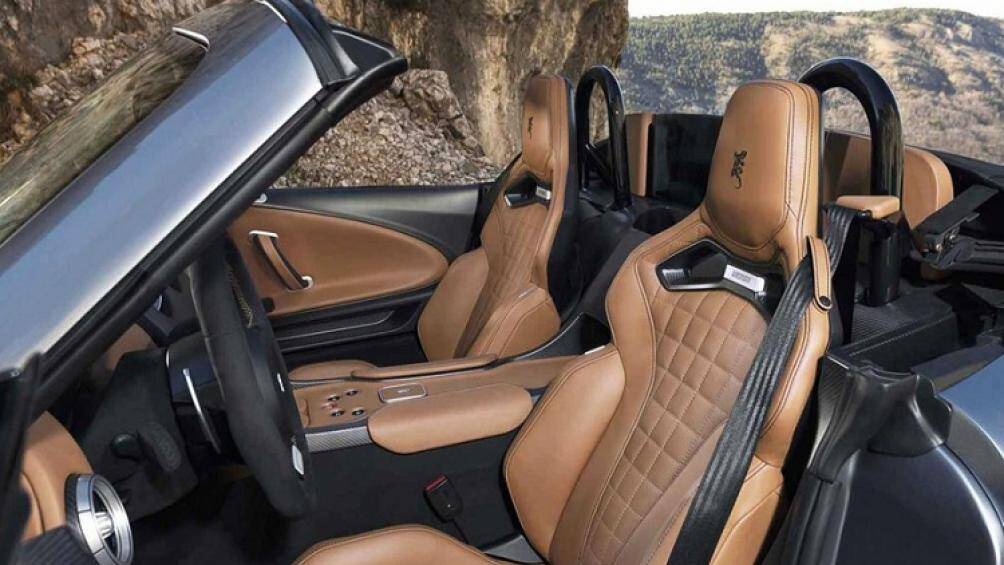 Nội thất cổ điển sẽ có các tiện nghi hiện đại như màn hình cảm ứng lớn và ghế ôm sát cơ thể và được làm bằng sợi carbon