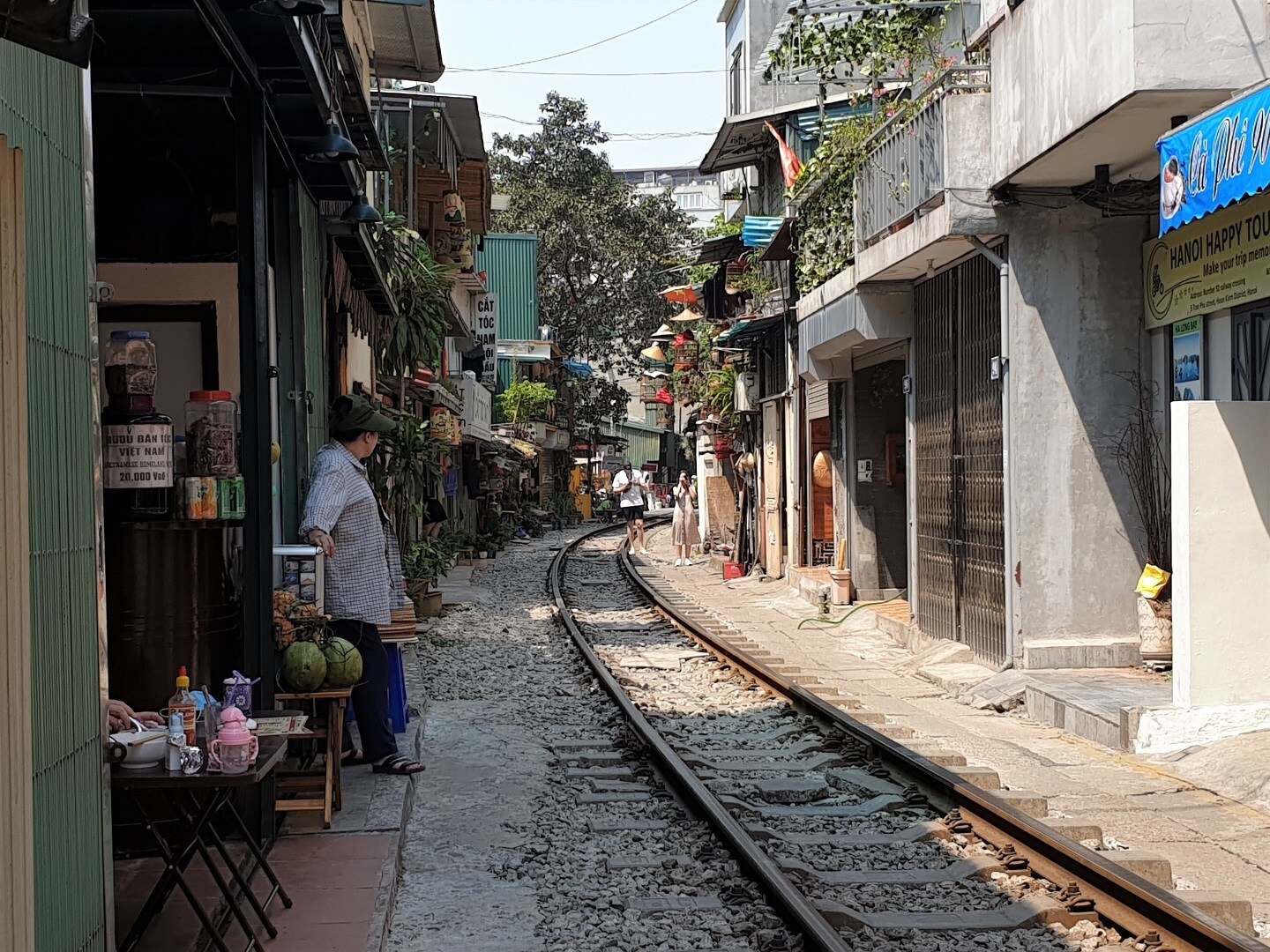 Một người dân khu vực này cho biết, những ngày nghỉ lễ 30/4 vừa qua, khách rất đông, nhưng vẫn không đông bằng thời điểm 2019. 
Sau đó, lo ngại xảy ra tai nạn tàu đâm, chính quyền địa phương đã ngăn lại, không cho khách du lịch vào trong khu vực này