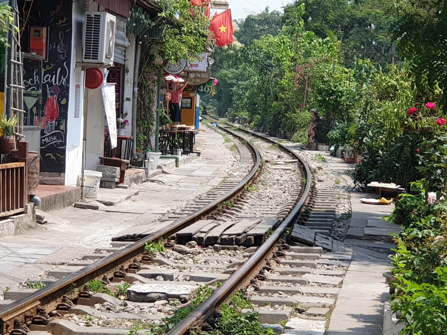 Đoạn phố này tuy ngắn nhưng lại nằm trên đường cong, cả 2 phía nam và bắc đều khuất tầm nhìn. Hơn nữa, tàu từ trên cầu Long Biên (phía Bắc) về, nếu cả lái tàu và du khách không quan sát được, rất dễ xảy ra tai nạn.